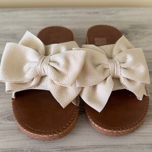 Women Bow-Accent Slide Sandals in Cream